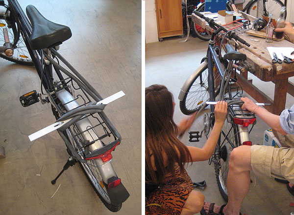 fahrrad mit dünnen reifen und gepäckträger