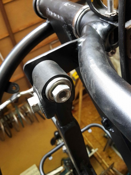 Datei:Low-Tech Lagerung (Sattelklemmung + Inleinskaker-Lager) 2.jpg