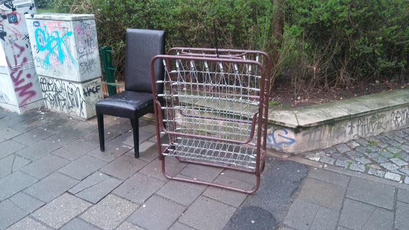 Datei:20180416 Schrott Bett.jpg